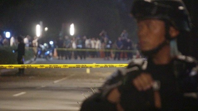 Polisi berjaga sekitar lokasi ledakan di Parkir Timur Senayan, Jakarta, (17/2). Foto: Iqbal Firdaus/kumparan