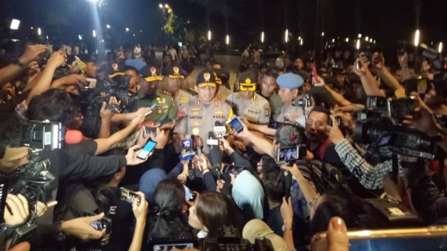 Kapolda DKI Jakarta Irjen Gatot Edy Pramono saat memberikan keterangan pers terkait ledakan di Parkir Timur Senaya, Minggu, (17/2). Foto: Fachrul Irwinsyah/kumparan