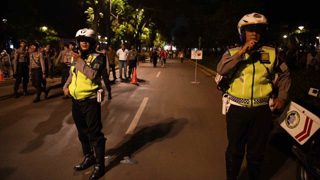 Petugas kepolisian berjaga seusai terdengar ledakan di kawasan parkir timur Senayan, Jakarta, Minggu (17/2/2019). Foto: ANTARA FOTO/Rivan Awal Lingga