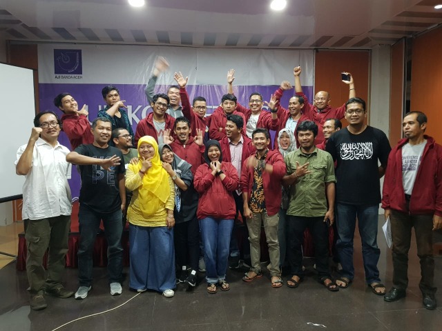 Penguji dan peserta UKJ melakukan foto bersama usai UKJ AJI di Banda Aceh, Minggu (17/2). Foto: Husaini