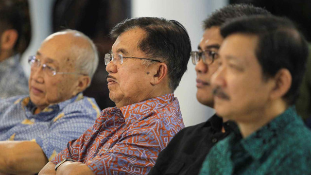 Wakil Presiden Jusuf Kalla (kedua kiri) bersama Ketua Tim Ahli Wapres Sofjan Wanandi (kiri), menyaksikan siaran langsung Debat Kedua Pilpres 2019 di rumah dinas. Foto: ANTARA FOTO/Dhemas Reviyanto