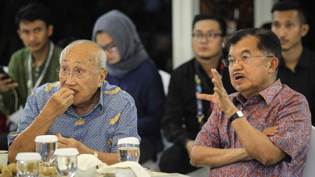Wakil Presiden Jusuf Kalla (kanan) bersama Ketua Tim Ahli Wapres Sofjan Wanandi (kiri) menyaksikan siaran langsung Debat Kedua Pilpres 2019 di rumah dinasnya di Jalan Diponegoro, Jakarta, Minggu (17/2/2019). Foto: ANTARA FOTO/Dhemas Reviyanto