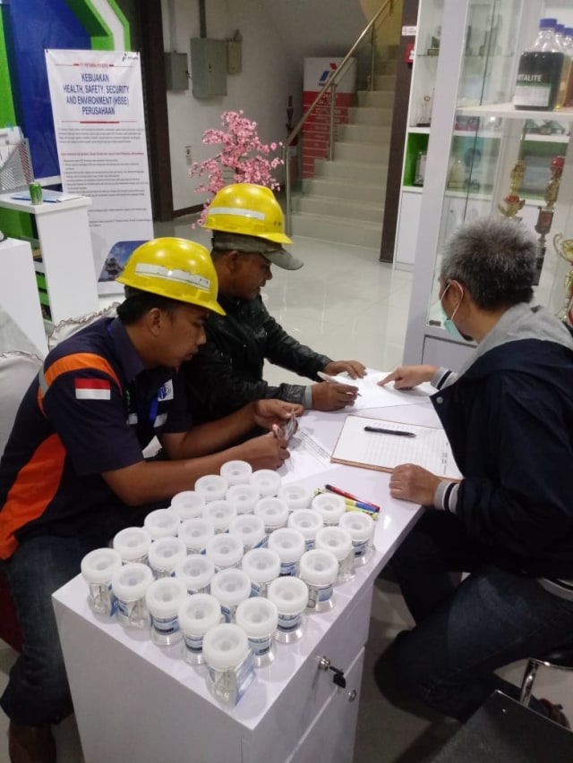  Tim Medical Pertamina Marketing Operation Region (MOR) III bekerjasama dengan Rumah Sakit Ketergantungan Obat (RSKO) melaksanakan pemeriksaan dan sosialisasi bahaya NAPZA (Narkotika Alkohol Psikotropika dan Zat Adiktif) bagi 979 orang pekerja dan mitra kerja yang berada di seluruh unit operasi wilayah Jawa Bagian Barat.(Tedy saputra) 