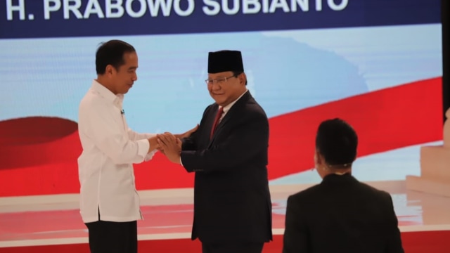 Capres no urut 01 Joko Widodo dan Capres no urut 02 Prabowo Subianto berjabat tangan  usai Debat Kedua Capres 2019 di Hotel Sultan, Jakarta, Minggu, (17/2). Foto: Jamal Ramadhan/kumparan