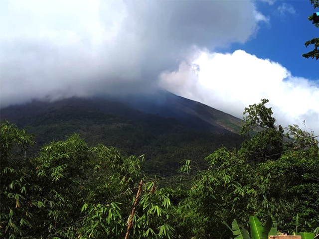 Gunung Karangetang di Kabupaten Siau Tagulandang Biaro, Sulawesi Utara, tertutup kabut Minggu (17/2). Saat ini, aktifitas di gunung Karangetang masih terjadi dengan skala yang lebih kecil