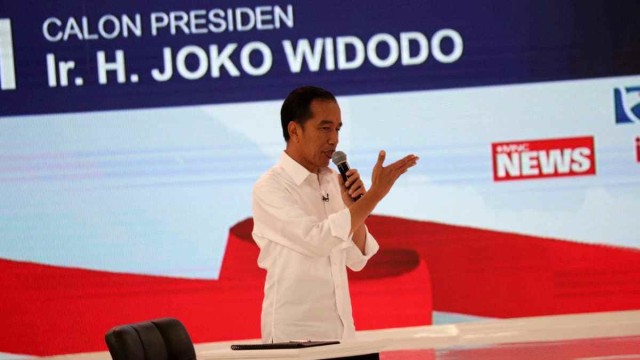 Capres nomor urut 01 Joko Widodo menyampaikan pendapatnya saat debat capres 2019 putaran kedua di Hotel Sultan, Jakarta, Minggu (17/2/2019). Foto: Jamal Ramadhan/kumparan