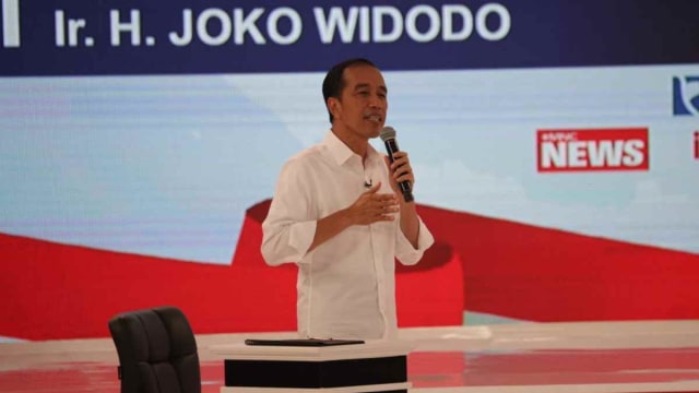 Capres nomor urut 01 Joko Widodo menyampaikan pendapatnya saat Debat Pilpres 2019 putaran kedua di Hotel Sultan, Jakarta, Minggu (17/2/2019). Foto: Jamal Ramadhan/kumparan