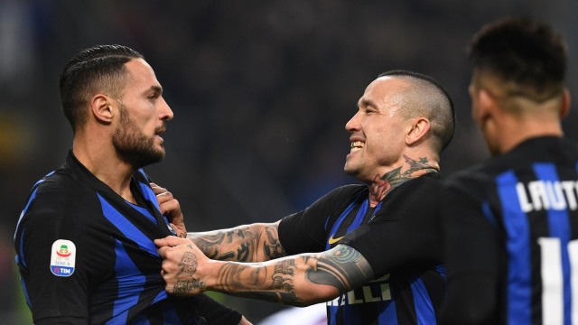 Para pemain Inter Milan merayakan gol. Foto: REUTERS/Daniele Mascolo