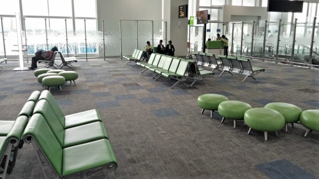 Ruang tunggu Bandara Ahmad Yani, Semarang, yang sepi dari penumpang. Foto: Dok. Alvin Lie