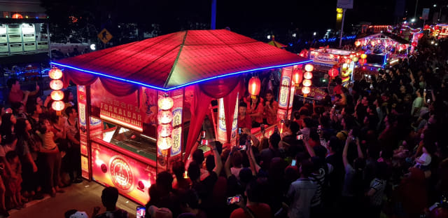 Kereta berhias lampion menjadi tontontan menarik, pada perayaan Cap Go Meh di Singkawang, Minggu (17/2) malam.