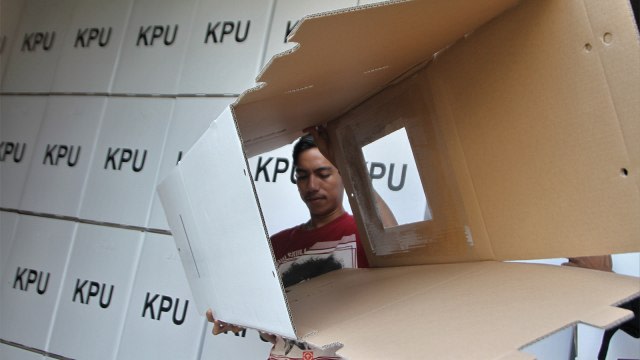 Pekerja merakit kotak suara di Kantor KPU. Foto: ANTARA FOTO/Jojon