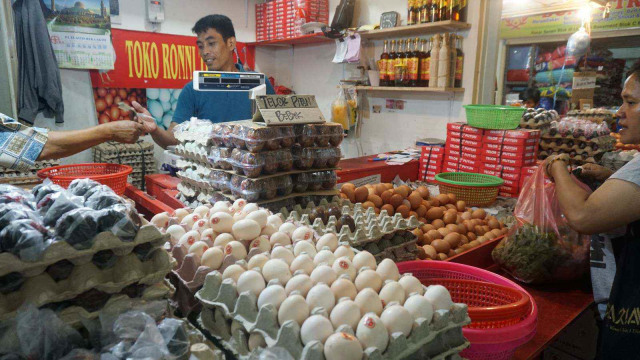 Pedagang telur di pasar Senen, Jakarta, Senin (18/2/2019). Foto: Irfan Adi Saputra/kumparan