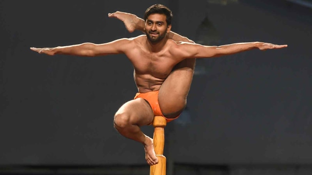Seorang pesenam India tampil di Kejuaraan Dunia Mallakhamb di Mumbai. Foto: AFP/PUNIT PARANJPE