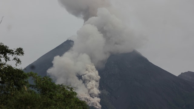Luncuran awan panas dari puncak Gunung Merapi terlihat dari Balerante, Klaten, Jawa Tengah. Foto: ANTARA FOTO/Agus Sarnyata