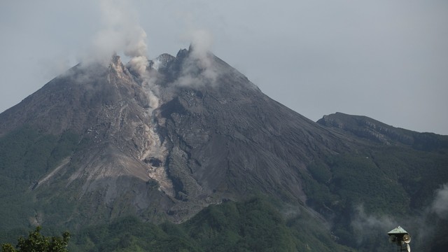 Luncuran awan panas dari puncak Gunung Merapi terlihat dari Balerante, Klaten, Jawa Tengah, Senin (18/2). Foto: ANTARA FOTO/Agus Sarnyata