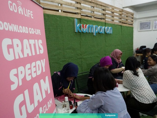 Suasana free-treatment manicure, blow out dan massage dari GoLife di kantor kumparan, Jalan Jati Murni No. 1A, Jati Padang, Jakarta Selatan, Jumat (15/2). Foto: Meiliani/kumparan