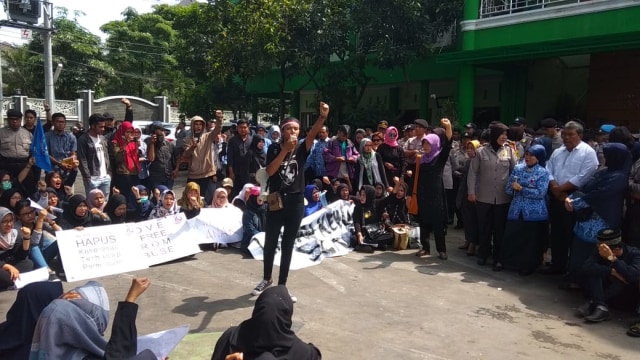 Ratusan aktivis menggelar aksi di depan kantor Dinas Pendidikan (Disdik) Kota Malang untuk memprotes tindakan cabul yang dilakukan oleh IS, salah seorang oknum guru di SDN Kauman 3 Kota Malang.