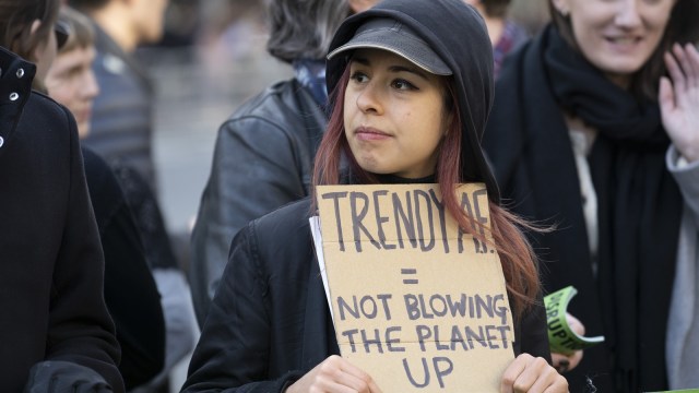 Aksi Protes Aktivis Lingkungan di London Fashion Week 2019. Foto: AFP/Niklas Halle'n