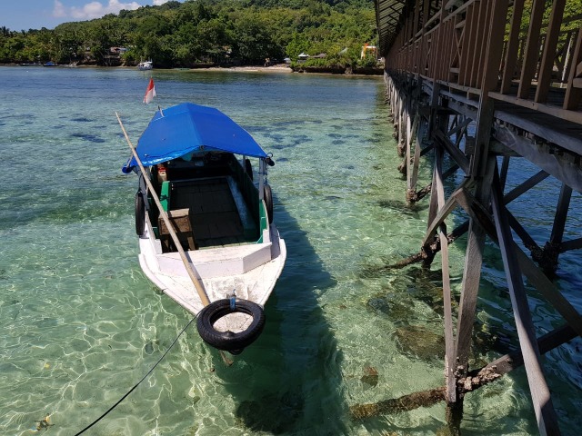 Pulau Karampuang menawarkan suasana yang tenang dan keindahan bawah laut. (Foto: Sapriadi/SulbarKini)