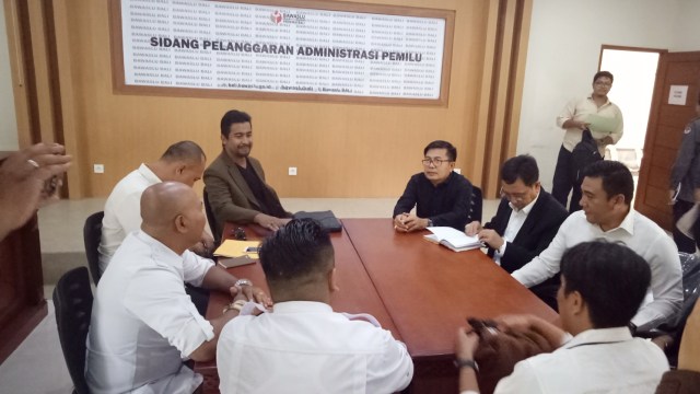 Pertemuan Bawaslu dengan Tim BPD Prabowo-Sandi Provinsi Bali terkait dugaan pelanggaran kampanye yang dilakukan Gubernur Bali I Wayan Koster. Foto: Denita BR Matondang/kumparan