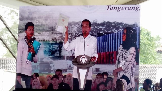 Presiden Jokowi saat membagikan 5000 sertifikat di Tigaraksa, Kabupaten Tangerang, Senin (18/2). Foto: Fahrian Saleh/kumparan