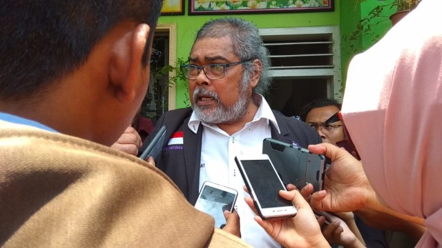 Ketua Umum KPAI Aris Merdeka Sirait saat menjelaskan kepada awak media setelah bertemu dengan Kepala Sekolah SDN Kauman 3 Malang, senin (18/2).