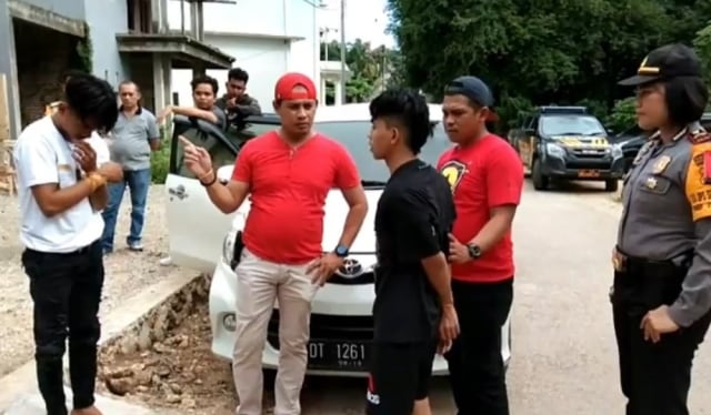 Kedua pelaku saat diamankan oleh pihak kepolisian di Kota Baubau, Foto: Dokumentasi Polsek Murhum 