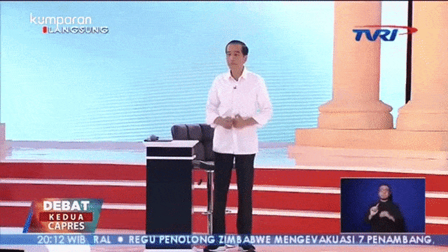 Capres no urut 01 Joko Widodo saat memegang pulpen di Debat Kedua Capres 2019 di Hotel Sultan, Jakarta, Minggu, (17/2). Foto: Facebook @kumparan