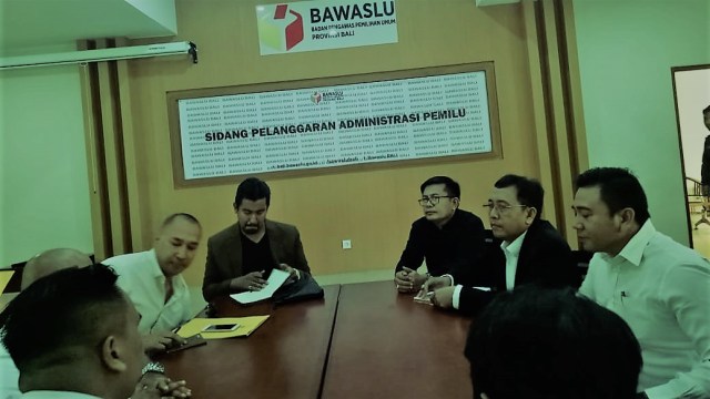 Tim Prabowo-Sandi saat berdialog dengan Bawaslu Bali terkait dugaan pelanggaran kampanye oleh Gubernur Bali (kanalbali/LSU)