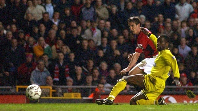 Gary Neville ketika membela United di era 2000-an. Foto: Paul Barker/AFP