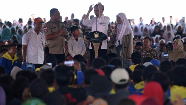 Presiden Joko Widodo (tengah) mempraktikkan reaksi menghadapi gempa bumi saat peninjauan Program Tagana Masuk Sekolah dan Kampung Siaga Bencana di SDN Panimbang Jaya 1, Pandeglang, Banten, Senin (18/2/2019). Foto: ANTARA FOTO/Puspa Perwitasari