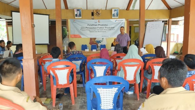 Pelatihan Produksi dan Perawatan Faktor Produksi, pada Budidaya Ayam Petelur, di Kantor Balai Desa Bandungrejo Kecamatan Ngasem Bojonegoro, tanggal 18-19 Februari 2019. 