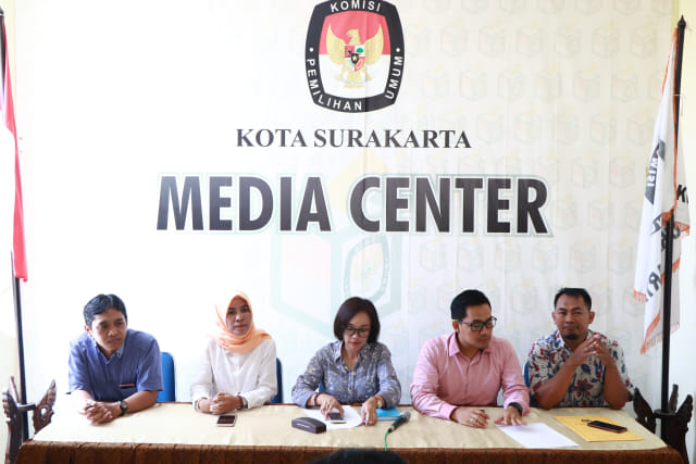 KPU Surakarta saat jumpa pers kepada rekan media di Kantor KPU Surakarta. (Foto : Fernando Fitusia)