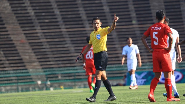 Wasit asal Thailand Sivakorn Pu- Udom pimpin laga Timnas U-22 Indonesia melawan Timnas U-22 myanmar di Piala AFF U-22 Kamboja, Senin, (28/2). Foto: Aditia Noviansyah/kumparan
