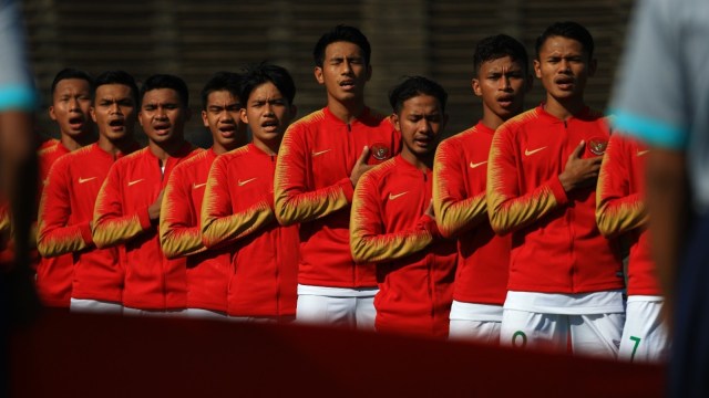 Pemain Timnas Indonesia menyanyikan Lagu Kebangsaan Indonesia Raya sebelum bertanding melawan Myanmar di AFF U-22, Kamboja, Senin, (18/2). Foto: Aditia Noviansyah/kumparan