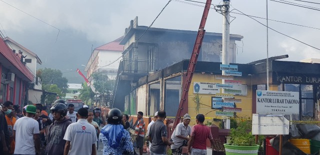 Kebakan di Jalan Hasan Esa, Ternate Tenggah. Api melalap Kantor Lurah Takoma dan puluhan rumah warga. Foto: Faris Bobero.