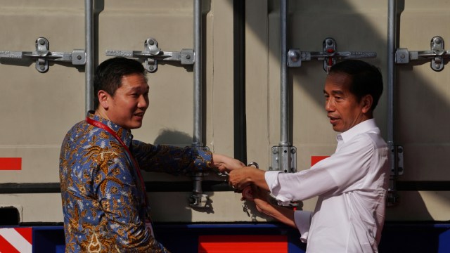 Presiden Joko Widodo didampingi Dirut PT. Mayora Andre Sukendra Atmadja melakukan pelepasan kontainer ekspor yang ke-250.000 di PT Torabika Eka Semesta, Tangerang, Senin (18/2). Foto: Jamal Ramadhan/kumparan