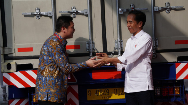 Presiden Joko Widodo didampingi Dirut PT. Mayora Andre Sukendra Atmadja melakukan pelepasan kontainer ekspor yang ke-250.000 di PT Torabika Eka Semesta, Tangerang, Senin (18/2). Foto: Jamal Ramadhan/kumparan