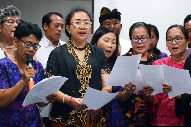 I Gusti Agung Putri (2 dari kiri) bersama aktivis dan politisi perempuan membacakan deklarasi meminta Penhapusan Kekerasan Seksual (kanalbali/IST)