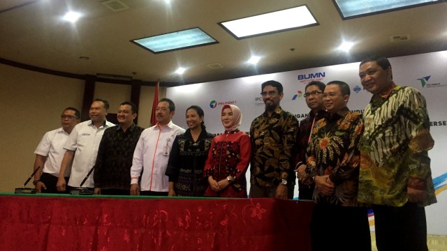 Penandatanganan Perjanjian Induk Sinergi Kerja Sama Bisnis Antara Pertamina dan Pelindo I, II, III, IV di Kementerian BUMN, Jakarta. Foto: Ema Fitriyani/kumparan