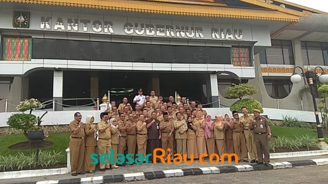 GUBERNUR Riau, Wan Thamrin Hasyim berfoto bersama Aparatur Sipil Negara (ASN) usai apel Senin, 18 Februari 2019, di halaman kantor Gubernur TRiau. 