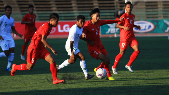 Fulgensius Billy Paji Keraf (17) berusaha melewati penjagaan pemain Myanmar. Foto: Aditia Noviansyah/kumparan