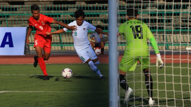Witan Sulaeman (8) mendapat pengawalan dari pemain Myanmar. Foto: Aditia Noviansyah/kumparan