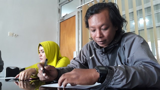 Ria Triani dan Andreas Sigit, saat melaporkan kasus penipuan ke ombudsman Yogyakarta, Senin (18/2/2019). Foto: Nadhir Attamimi.
