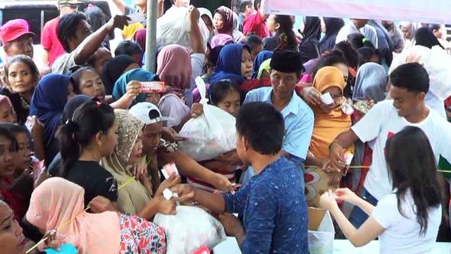 Suasana bazar sembako murah