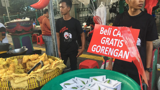 Paguyuban Ngehek Internasional jualan cabe bonus gorengan, dalam "Aksi Ngehek Demi Cabe" di areal pintu utara Stasiun Gondangdia, Jakarta, Senin (18/2). Foto: Andesta Herli Wijaya