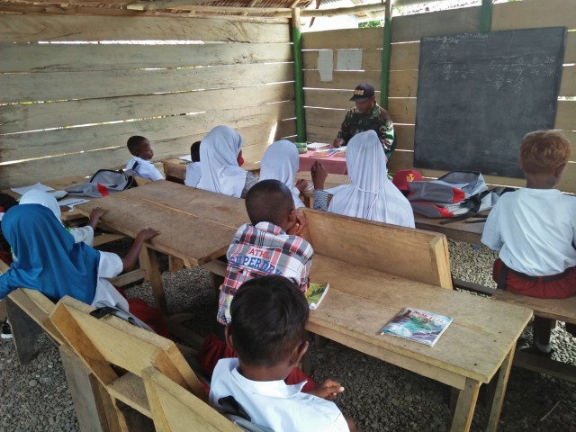 Serka La Adam tengah mengajar anak-anak di Desa Funanayaba, Kecamatan Werinama, Kabupaten Seram Bagian Timur. (Foto: ist)