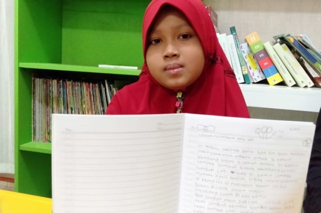 Nurul, anak penyintas kanker darah di Aceh, menulis surat kepada Ibu Ani Yudhoyono, Senin (18/2). Foto: Husaini Ende