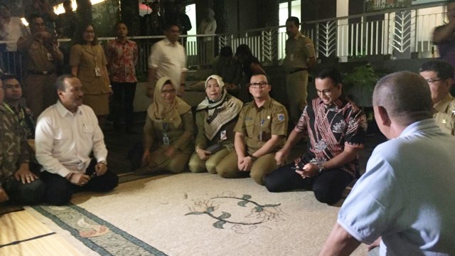 Gubernur DKI Jakarta Anies Baswedan (kedua kanan) saat Lakukan Sosialisasi Pergub no 132/2018 tentang Pengelolaan Rusun di Lavande Residense, Jakarta Selatan. Foto: Ferry Fadhlurrahman/kumparan