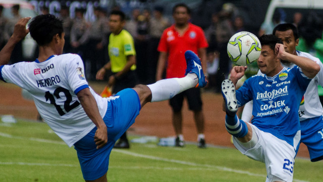 Laga Persib vs Arema di 16 besar Piala Indonesia. Foto: ANTARA FOTO/Novrian Arbi/foc
